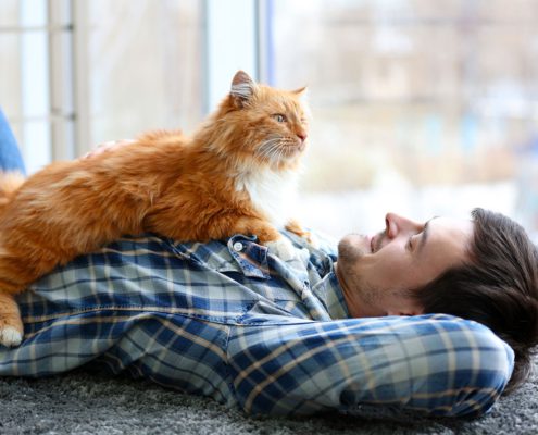 Tiernotfallkarte24-Guecklicher Tierhalter mit seiner Katze